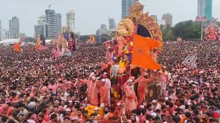 तब्बल 18 तासांहून सुरु असलेली ही भव्य मिरवणूक अखेर गिरगाव चौपाटीवर येऊन पोहोचली आहे.
