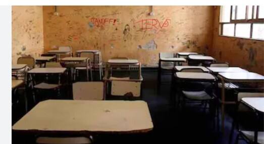 ਟੈਂਕੀਆਂ ਦੀ ਸਫਾਈ ਅਤੇ 'ਫੋਗਿੰਗ' ਲਾਜ਼ਮੀ ਪੀਣ ਵਾਲੇ ਪਾਣੀ ਦੀਆਂ ਟੈਂਕੀਆਂ ਨੂੰ ਚੰਗੀ ਤਰ੍ਹਾਂ ਸਾਫ਼ ਕੀਤਾ ਜਾਣਾ ਚਾਹੀਦਾ ਹੈ। ਨਾਲ ਹੀ, ਜੇ ਸੰਭਵ ਹੋਵੇ, ਤਾਂ ਸਕੂਲ ਦੇ ਅਹਾਤੇ ਵਿੱਚ 'ਫੋਗਿੰਗ' ਵੀ ਕੀਤੀ ਜਾਣੀ ਚਾਹੀਦੀ ਹੈ ਤਾਂ ਜੋ ਵਿਦਿਆਰਥੀਆਂ ਨੂੰ ਮੱਛਰਾਂ ਅਤੇ ਹੋਰ ਨੁਕਸਾਨਦੇਹ ਕੀੜਿਆਂ ਤੋਂ ਬਚਾਇਆ ਜਾ ਸਕੇ। ਕਲਾਸਰੂਮਾਂ ਦੀ ਜਾਂਚ ਇਸ ਤਰੀਕੇ ਨਾਲ ਕੀਤੀ ਜਾਣੀ ਚਾਹੀਦੀ ਹੈ ਕਿ ਉਨ੍ਹਾਂ ਵਿੱਚ ਕਿਤੇ ਵੀ ਸੱਪ ਜਾਂ ਹੋਰ ਜਾਨਵਰ ਮੌਜੂਦ ਨਾ ਹੋਣ। ਹੁਕਮ ਵਿੱਚ ਸਪੱਸ਼ਟ ਕੀਤਾ ਗਿਆ ਹੈ ਕਿ ਸਕੂਲ ਖੁੱਲ੍ਹਣ ਤੋਂ ਪਹਿਲਾਂ, ਸੁਰੱਖਿਆ ਅਤੇ ਸਫਾਈ ਨਾਲ ਸਬੰਧਤ ਹਰ ਜ਼ਿੰਮੇਵਾਰੀ ਸਕੂਲ ਮੁਖੀ ਦੀ ਨਿੱਜੀ ਜ਼ਿੰਮੇਵਾਰੀ ਹੋਵੇਗੀ।