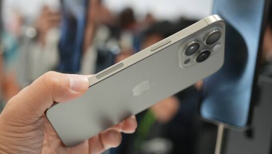 ਆਈਫੋਨ 15 ਪ੍ਰੋ ਮੈਕਸ ਫੀਚਰਸ  ਆਈਫੋਨ 15 ਪ੍ਰੋ ਮੈਕਸ ਨਾ ਸਿਰਫ ਕੀਮਤ ਵਿੱਚ ਬਲਕਿ ਵਿਸ਼ੇਸ਼ਤਾਵਾਂ ਦੇ ਮਾਮਲੇ ਵਿੱਚ ਵੀ ਬਹੁਤ ਖਾਸ ਹੈ। ਇਸ ਵਿੱਚ 6.7-ਇੰਚ ਸੁਪਰ ਰੈਟੀਨਾ XDR OLED ਡਿਸਪਲੇਅ ਹੈ, ਜਿਸ ਵਿੱਚ 120Hz ਪ੍ਰੋਮੋਸ਼ਨ ਰਿਫਰੈਸ਼ ਰੇਟ, ਡੌਲਬੀ ਵਿਜ਼ਨ ਅਤੇ 2000 ਨਿਟਸ ਪੀਕ ਬ੍ਰਾਈਟਨੈੱਸ ਵਰਗੀਆਂ ਵਿਸ਼ੇਸ਼ਤਾਵਾਂ ਸ਼ਾਮਲ ਹਨ। ਫੋਨ ਦਾ ਫਰੇਮ ਗ੍ਰੇਡ-5 ਟਾਈਟੇਨੀਅਮ ਦਾ ਬਣਿਆ ਹੋਇਆ ਹੈ ਜੋ ਇਸਨੂੰ ਹਲਕਾ ਅਤੇ ਮਜ਼ਬੂਤ ​​ਬਣਾਉਂਦਾ ਹੈ। ਸਿਰੇਮਿਕ ਸ਼ੀਲਡ ਗਲਾਸ ਅਤੇ IP68 ਧੂੜ ਅਤੇ ਪਾਣੀ ਪ੍ਰਤੀਰੋਧ ਇਸਨੂੰ ਹੋਰ ਟਿਕਾਊ ਬਣਾਉਂਦੇ ਹਨ। ਪ੍ਰੋਸੈਸਿੰਗ ਪਾਵਰ ਦੀ ਗੱਲ ਕਰੀਏ ਤਾਂ, ਇਸ ਵਿੱਚ ਐਪਲ ਦੀ ਐਡਵਾਂਸਡ A17 ਪ੍ਰੋ ਚਿੱਪ ਹੈ, ਜੋ ਕਿ 3nm ਤਕਨਾਲੋਜੀ 'ਤੇ ਅਧਾਰਤ ਹੈ ਅਤੇ 1TB ਤੱਕ ਸਟੋਰੇਜ ਦਾ ਵਿਕਲਪ ਵੀ ਪ੍ਰਦਾਨ ਕਰਦੀ ਹੈ। ਕੈਮਰਾ ਸੈੱਟਅੱਪ ਵੀ ਇਸ ਫੋਨ ਦੀ ਇੱਕ ਵੱਡੀ ਵਿਸ਼ੇਸ਼ਤਾ ਹੈ, ਜਿਸ ਵਿੱਚ 48MP ਚੌੜਾ ਮੁੱਖ ਕੈਮਰਾ, 12MP ਪੈਰੀਸਕੋਪ ਟੈਲੀਫੋਟੋ ਲੈਂਸ (5x ਆਪਟੀਕਲ ਜ਼ੂਮ) ਅਤੇ 12MP ਅਲਟਰਾ-ਵਾਈਡ ਲੈਂਸ ਹੈ। ਸੈਲਫੀ ਅਤੇ ਵੀਡੀਓ ਕਾਲਿੰਗ ਲਈ 12MP ਫਰੰਟ ਕੈਮਰਾ ਹੈ।