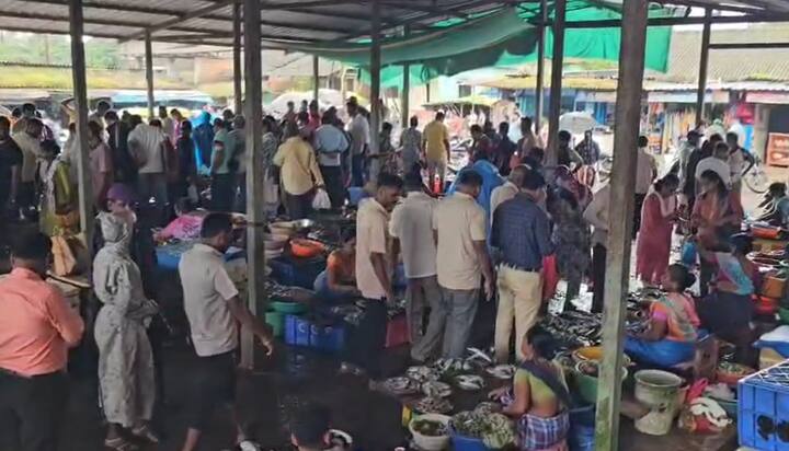 श्रावण महिना आणि गणपतीच्या पार्श्वभूमीवर मासांहारी अन्नपदार्थांपासून दूर असलेले खवय्ये आता पुन्हा मच्छी-मटणाकडे वळले आहेत.