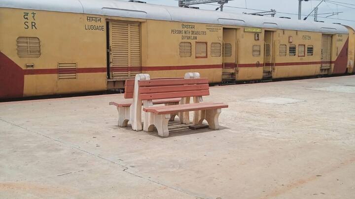 रेलवे ट्रैक पर सी/फा' लिखा बोर्ड लगाने का मुख्य उद्देश्य सुरक्षा है. जब ट्रेन किसी रेलवे क्रॉसिंग या फाटक के पास पहुंचती है, तो वहां लोग, वाहन या जानवर हो सकते हैं. अगर लोको पायलट को पहले से इसकी जानकारी न हो, तो दुर्घटना होने का खतरा रहता है.