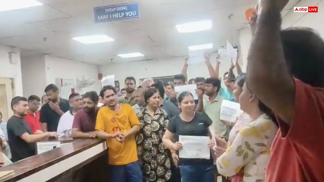 नोएडा: महागुन मंत्रा-2 सोसायटी के निवासियों का बिल्डर के खिलाफ प्रदर्शन, रजिस्ट्री नहीं होने पर नाराजगी Noida Mahagun Mantra-2 Residents Protest Against Builder Over Pending Flat Registrations ann नोएडा: महागुन मंत्रा-2 सोसायटी के निवासियों का बिल्डर के खिलाफ प्रदर्शन, रजिस्ट्री नहीं होने पर नाराजगी