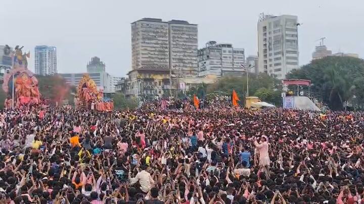 आपल्या लाडक्या बाप्पाचं दर्शन घेण्यासाठी गणेश भक्तांची मध्यरात्री तुफान गर्दी बघायला मिळाली. मध्यरात्री मुंबई शहरात जोरदार पाऊस होऊन गेलाय. मात्र या जोरदार पावसामध्येसुद्धा गणेश भक्तांकडून मोठा उत्साहात राजाचा विसर्जन केलं जात असल्याचे चित्र आहे.