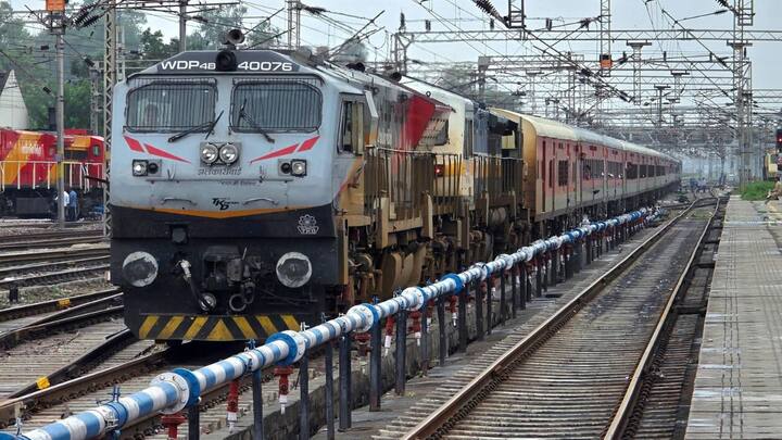 क्या आपने कभी सोचा कि इन बोर्ड्स का मतलब क्या है और इन्हें क्यों लगाया जाता है? चलिए जानते हैं कि रेलवे ट्रैक पर 'सी/फा' क्यों लिखा होता है और इसे लिखने के पीछे क्या कारण है.