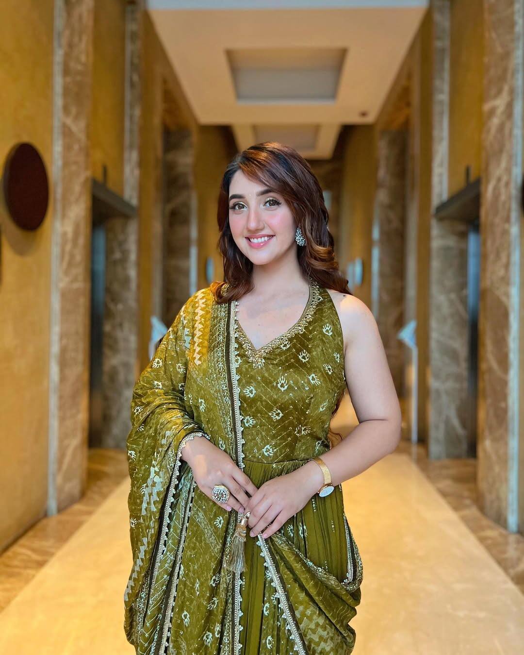 In this picture, the actress is seen in a green color designer suit. The fine workmanship of the outfit is making its look even more. With this outfit, the actress has kept her hair open and has done a statement ring. He completed this look with contrast earrings and shimari eye makeup in the ears. This Navratri, you must recreate this look of Hasina.