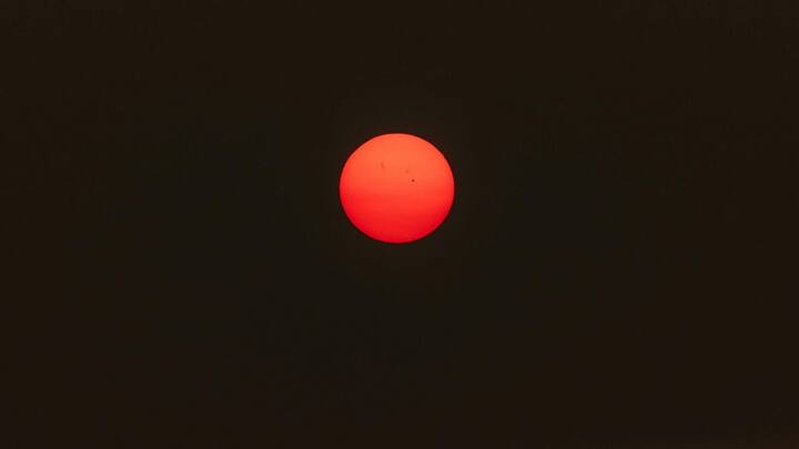 लेकिन चांद की ऊंचाई और मौसम के आधार पर कुछ जगहों पर यह ज्यादा स्पष्ट दिखेगा. भारत के पूर्वी राज्य जैसे पश्चिम बंगाल, ओडिशा, बिहार और झारखंड में इस बार अच्छी तरह से चंद्रग्रहण होंगे.