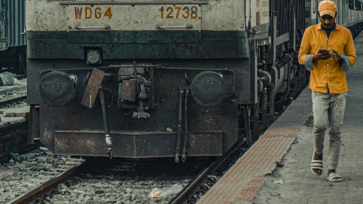 'सी/फा' बोर्ड लोको पायलट को सतर्क करता है कि वह हॉर्न बजाए ताकि आसपास के लोग और वाहन चालक सावधान हो जाएं और रेलवे ट्रैक से हट जाएं. हॉर्न की आवाज सुनकर लोग और जानवर ट्रैक से दूर चले जाते हैं, जिससे दुर्घटना की संभावना कम हो जाती है.