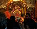 Mumbai : चंद्रग्रहणाचे वेध लागले, सिद्धिविनायकाच्या गाभाऱ्याचे दार बंद झाले; पाहा PHOTOS