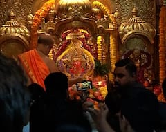 Mumbai : चंद्रग्रहणाचे वेध लागले, सिद्धिविनायकाच्या गाभाऱ्याचे दार बंद झाले; पाहा PHOTOS
