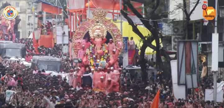 आरती झाल्यानंतर लालबागचा राजाला तराफ्यावर बसवून खोल समुद्रात नेले जाईल.