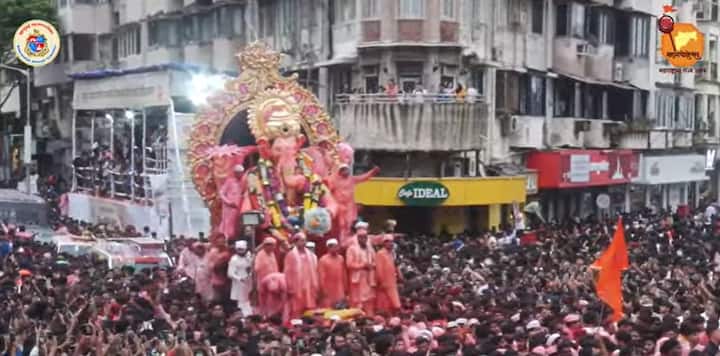 लालबागचा राजा 22 तासांच्या विसर्जन मिरवणुकीनंतर गिरगाव चौपाटीवर दाखल झाला आहे.