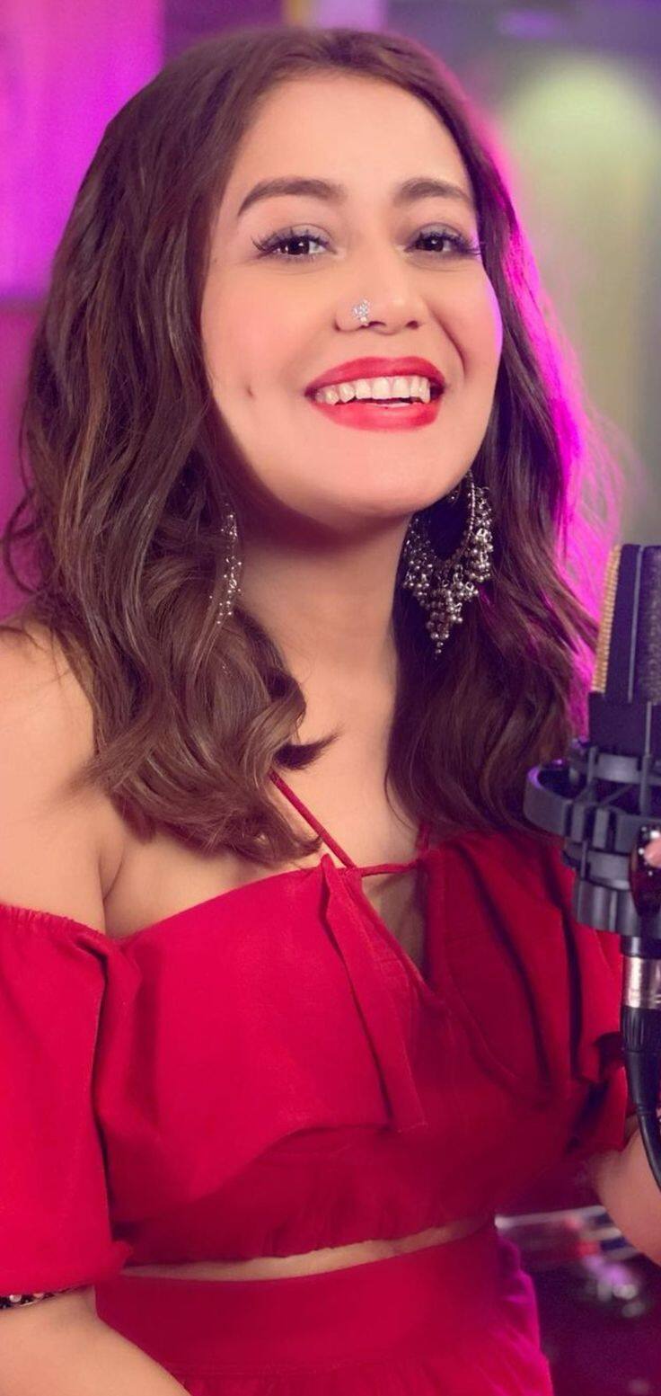 Neha Kakkar is one of the Bollywood singers who have made people crazy with their different and cool voice. Even today, in many parties, parties look incomplete without the songs of Neha Kakkar.