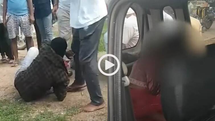 Video: गर्लफ्रेंड के साथ घूम रहा था युवक, लड़की के घरवालों ने सरेआम चप्पलों से पीटा, वीडियो वायरल