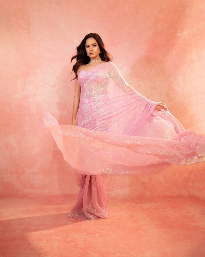 सरगुन मेहता ने अपनी करियर की शुरुआत भारतीय टीवी के मशहूर शो 12/24 करोल बाग और बालिका वधू से की थी, जहां उन्होंने अपनी अभिनय से दर्शकों का दिल जीता.