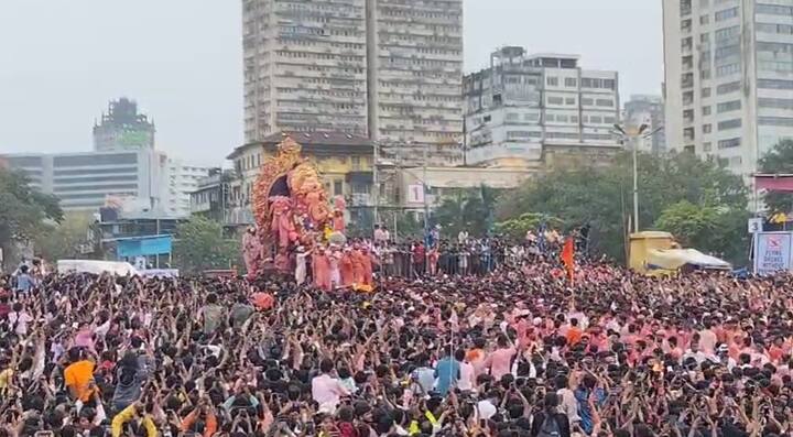 दरम्यान, आपल्या लाडक्या बाप्पाला निरोप देण्यासाठी देशभरातून दाखल गणेश भक्तांनी गिरगाव चौपाटीवर मोठी गर्दी केली असून सर्वत्र भक्तीचा महासागर बघायला मिळतो आहे.
