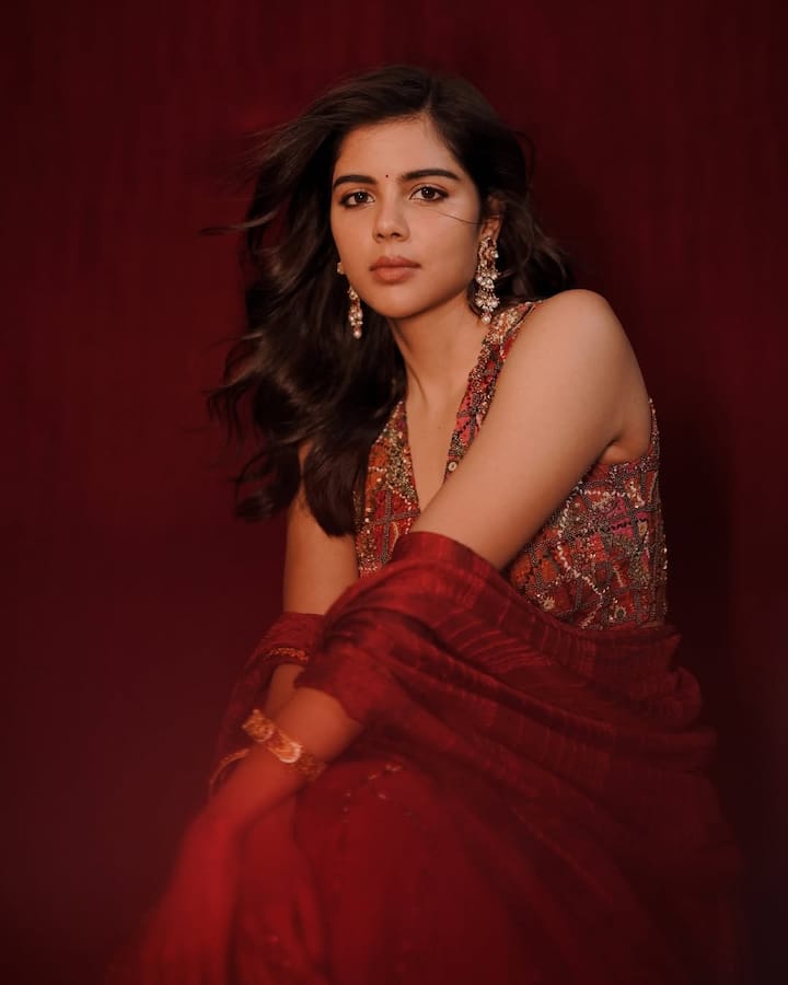 एक्ट्रेस के लुक्स और पर्सनेलिटी की बात करें तो वो किसी से कम नहीं चाहे वेस्टर्न हो या एथिनिक कल्याणी का हर अंदाज बेहद यूनिक है.