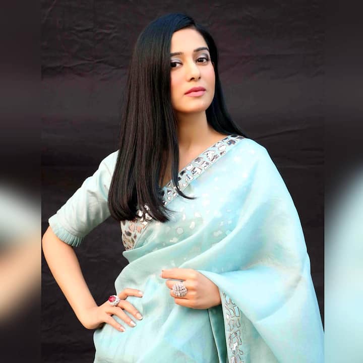अमृता के पास साड़ियों का भी अच्छा कलेक्शन है. इस साड़ी में वो काफी क्लासी दिख रही हैं.