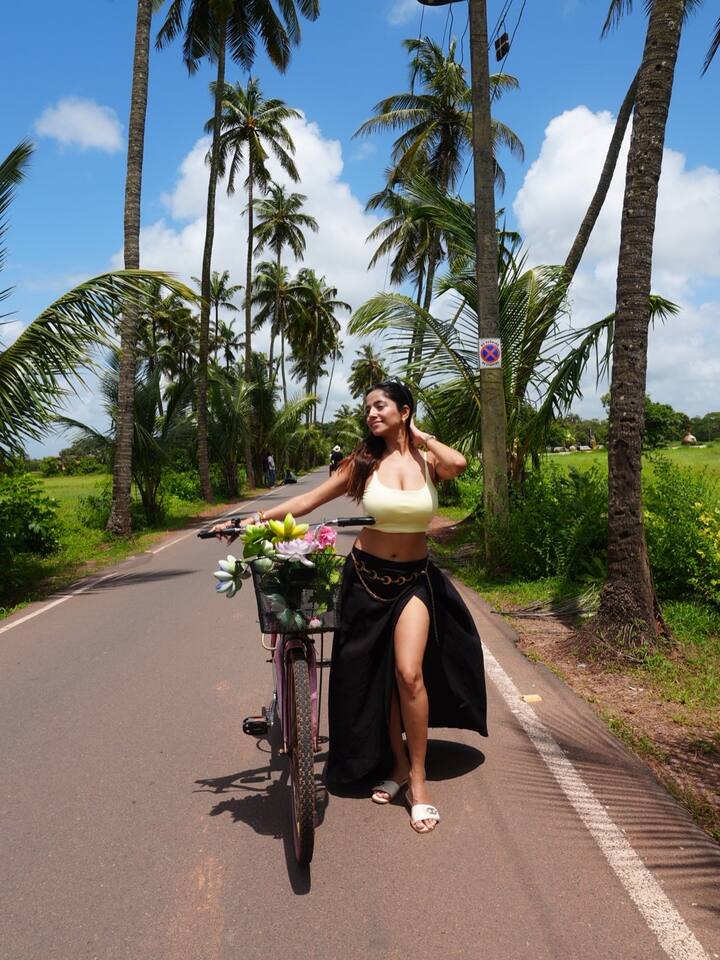 એક્ટ્રેસ કેટ શર્મા તેના બોલ્ડ અંદાજથી ચર્ચામાં રહે છે. અભિનેત્રી પોતાના ઈન્સ્ટાગ્રામ પર દરરોજ બોલ્ડ વીડિયો શેર કરતી રહે છે. ચાહકો પણ તેના હોટ ફિગરને જોઈ દંગ કરી જાય છે.