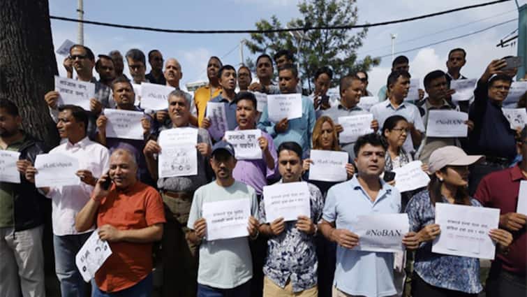 <div>Nepal Journalists Protest Social Media Ban: 'Democracy Is Being Hacked, Dictatorship Coming Back'</div>