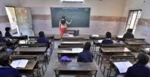 ਅਸੁਰੱਖਿਅਤ ਕਮਰਿਆਂ ਬਾਰੇ ਮੰਗੀ ਗਈ ਰਿਪੋਰਟ ਡੀਈਓ ਵੱਲੋਂ ਜਾਰੀ ਹੁਕਮਾਂ ਵਿੱਚ ਕਿਹਾ ਗਿਆ ਹੈ ਕਿ ਸਕੂਲ ਖੁੱਲ੍ਹਣ ਤੋਂ ਪਹਿਲਾਂ ਪੂਰੇ ਕੈਂਪਾਂ ਦੀ ਸਫਾਈ ਕੀਤੀ ਜਾਣੀ ਚਾਹੀਦੀ ਹੈ। ਵਿਦਿਆਰਥੀਆਂ ਨੂੰ ਉਨ੍ਹਾਂ ਕਲਾਸਰੂਮਾਂ ਜਾਂ ਇਮਾਰਤਾਂ ਵਿੱਚ ਨਹੀਂ ਬਿਠਾਇਆ ਜਾਣਾ ਚਾਹੀਦਾ ਜਿੱਥੇ ਛੱਤ ਤੋਂ ਪਾਣੀ ਟਪਕ ਰਿਹਾ ਹੋਵੇ ਜਾਂ ਜਿਨ੍ਹਾਂ ਨੂੰ ਅਸੁਰੱਖਿਅਤ ਮੰਨਿਆ ਜਾਵੇ। ਸਕੂਲ ਮੁਖੀਆਂ ਦੀ ਇਹ ਵੀ ਜ਼ਿੰਮੇਵਾਰੀ ਹੋਵੇਗੀ ਕਿ ਉਹ ਅਜਿਹੇ ਕਮਰਿਆਂ ਦੀ ਰਿਪੋਰਟ ਤਿਆਰ ਕਰਕੇ ਵਿਭਾਗ ਨੂੰ ਭੇਜਣ। ਫਰਨੀਚਰ ਨੂੰ ਸੁਰੱਖਿਅਤ ਜਗ੍ਹਾ 'ਤੇ ਸ਼ਿਫਟ ਕਰਨਾ ਅਤੇ ਬਿਜਲੀ ਦੇ ਉਪਕਰਨਾਂ ਦੀ ਜਾਂਚ ਕਰਨਾ ਵੀ ਜ਼ਰੂਰੀ ਦੱਸਿਆ ਗਿਆ ਹੈ। ਹੁਕਮ ਵਿੱਚ ਸਪੱਸ਼ਟ ਤੌਰ 'ਤੇ ਕਿਹਾ ਗਿਆ ਹੈ ਕਿ ਕਿਸੇ ਵੀ ਖੁੱਲ੍ਹੀ ਤਾਰ ਨੂੰ ਵਿਦਿਆਰਥੀਆਂ ਦੀ ਪਹੁੰਚ ਤੋਂ ਦੂਰ ਰੱਖਿਆ ਜਾਵੇ, ਤਾਂ ਜੋ ਕੋਈ ਹਾਦਸਾ ਨਾ ਵਾਪਰੇ।