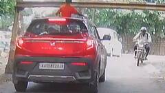 પૂરપાટ જતી કારના સનરૂફમાંથી બહાર નિકળ્યો છોકરો, ત્યારે જ બની ખૌફનાક ઘટના, જુઓ વીડિયો