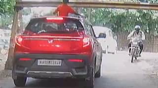 પૂરપાટ જતી કારના સનરૂફમાંથી બહાર નિકળ્યો છોકરો, ત્યારે જ બની ખૌફનાક ઘટના, જુઓ વીડિયો