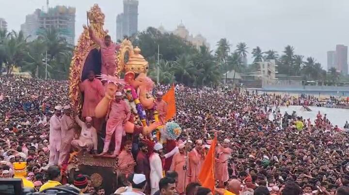 लालबागच्या राजाच्या विसर्जनासाठी   360 डिग्री फिरणारा तराफा, स्कुबा डायव्हर्सही सज्ज झाले आहेत.