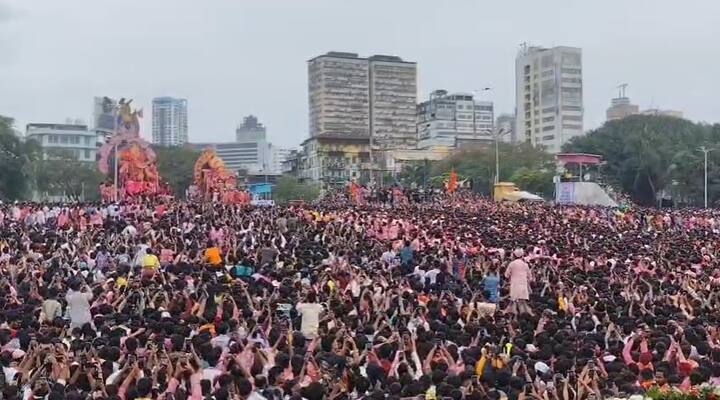 आपल्या लाडक्या बाप्पाचं दर्शन घेण्यासाठी गणेश भक्तांची मध्यरात्री तुफान गर्दी बघायला मिळतेय.