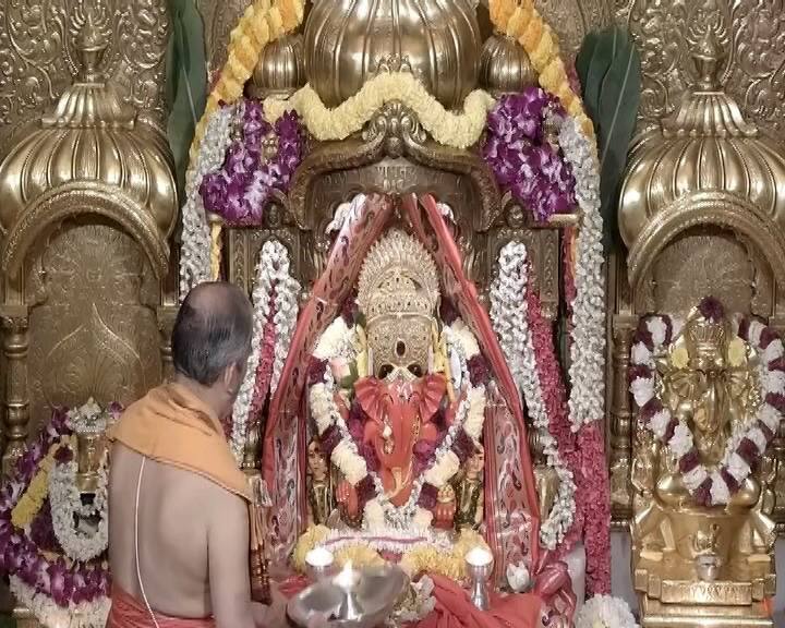 मुंबईच्या सिद्धिविनायक मंदिरात देखील चंद्रग्रहणाच्या वेळी जलाभिषेक आणि मंत्रजाप सुरु असणार आहे.