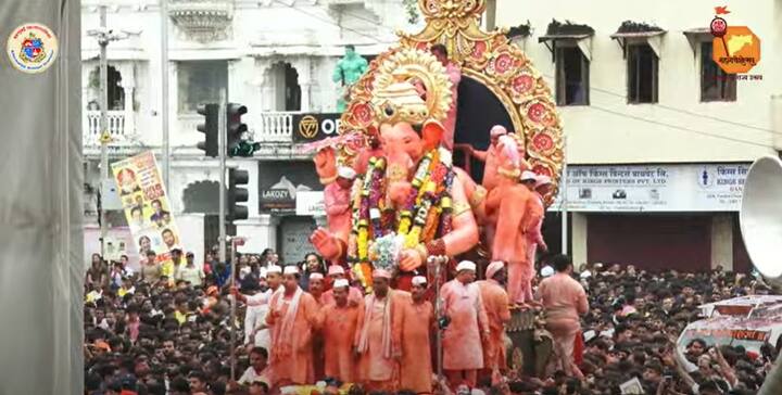 लालबागचा राजाला निरोप देण्यासाठी गणेशभक्त मोठ्या संख्येने गिरगाव चौपाटीवर आले आहेत.