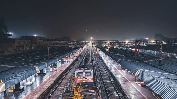 आमतौर पर रेलवे क्रॉसिंग से लगभग 250 से 600 मीटर पहले लगाया जाता है. इसका अंग्रेजी रूप है 'W/L', जिसका मतलब है 'Whistle/Level Crossing'. यानी, यह एक ही संदेश का हिंदी और अंग्रेजी अनुवाद है.