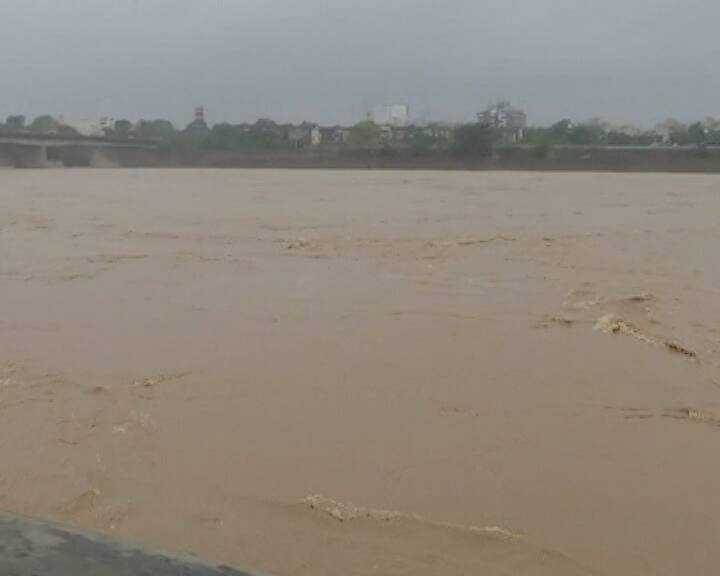 આજે સાંજે 5 વાગ્યા સુધીની સ્થિતિએ, ગાંધીનગરના સંત સરોવર ડેમમાંથી 1.20 લાખ ક્યુસેક પાણી સાબરમતી નદીમાં છોડવામાં આવ્યું છે. આ પાણીના પ્રવાહને આગળ જવા દેવા માટે વાસણા બેરેજના 27 જેટલા દરવાજા (ગેટ નંબર 3 થી 29) ખોલી નાખવામાં આવ્યા છે.