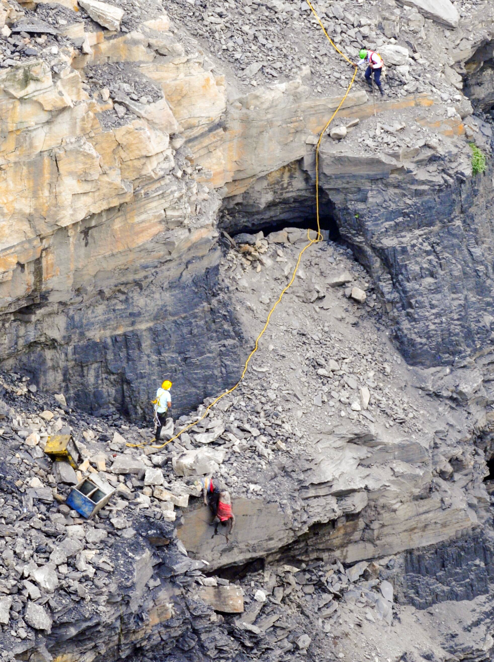 Dhanbad Landslide: कोयले खदान में त्रासदी! मरने वालों का आंकड़ा पहुंचा 7, सुरक्षा पर उठ रहे बड़े सवाल!