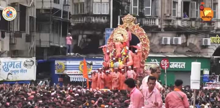 लालबागचा राजाचे अखेरचे दर्शन घेण्यासाठी गिरगाव चौपाटीवर गणेशभक्तांनी मोठी गर्दी केली आहे.