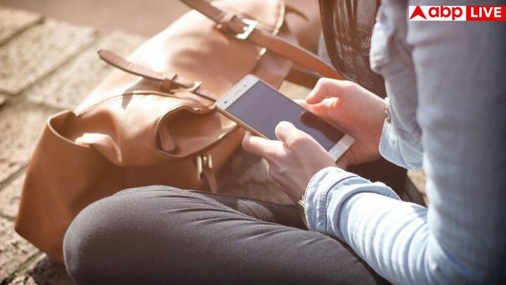 యోగా, ధ్యానంతో కూడిన దినచర్యను పాటించాలని సూచిస్తున్నారు. ఇది ఆందోళన, భయాన్ని తగ్గించి.. ఫోన్ వాడకాన్ని దూరం చేయడంలో హెల్ప్ చేస్తుంది.