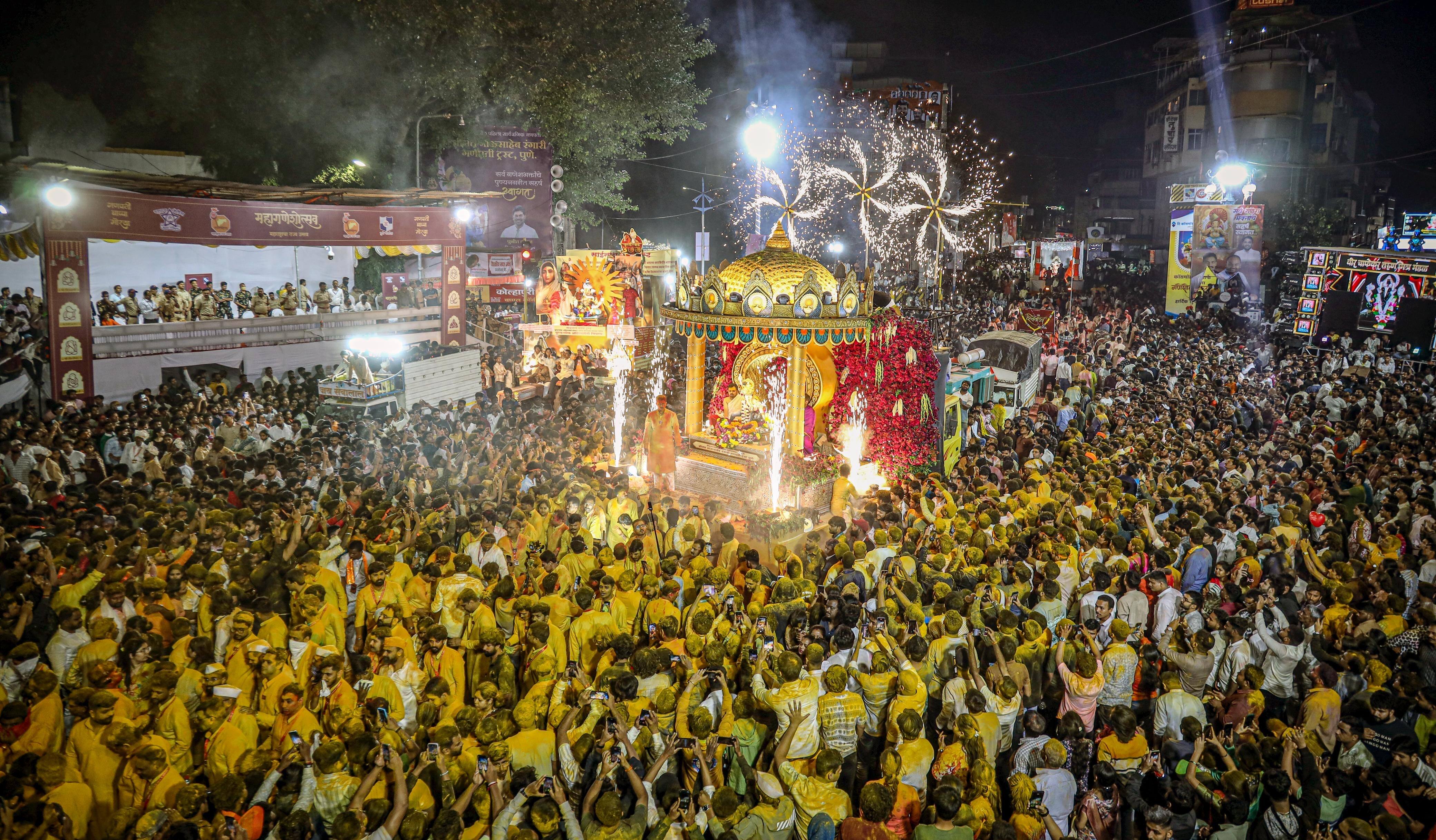 गणपति बप्पा मोरया' से गूंजा पुणे, ‘श्री गणेश रत्न रथ’ की अगुवाई में भाऊसाहेब रंगारी गणपति विसर्जन बना ऐतिहासिक