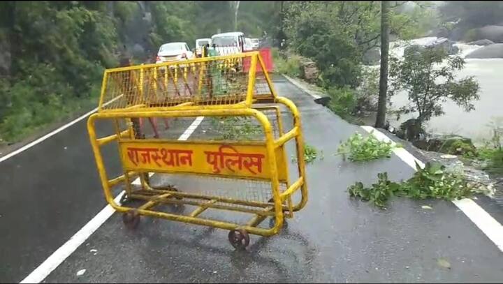 लगातार बरसात के चलते माउंट आबू की मुख्य सड़क की दीवार और सड़क का हिस्सा टूट गया है. प्रशासन ने मौके पर बैरिकेड लगाकर आवागमन नियंत्रित किया है. इससे यातायात प्रभावित रहेगा.
