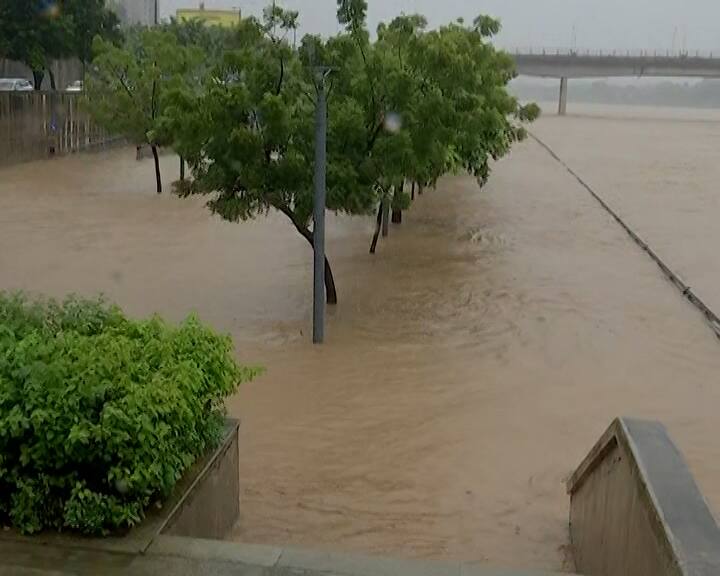 આ પરિસ્થિતિ જોખમી હોવાથી તંત્રએ કડક પગલાં લેવાની અપીલ કરી છે. વધુમાં, નદીનું જળસ્તર વધતા મીઠાખળી અંડરબ્રિજમાં પણ પાણી ભરાવાની શરૂઆત થઈ છે. જો નદીનું લેવલ હજી પણ વધશે, તો સલામતીના ભાગરૂપે આ અંડરબ્રિજ બંધ કરવામાં આવશે.