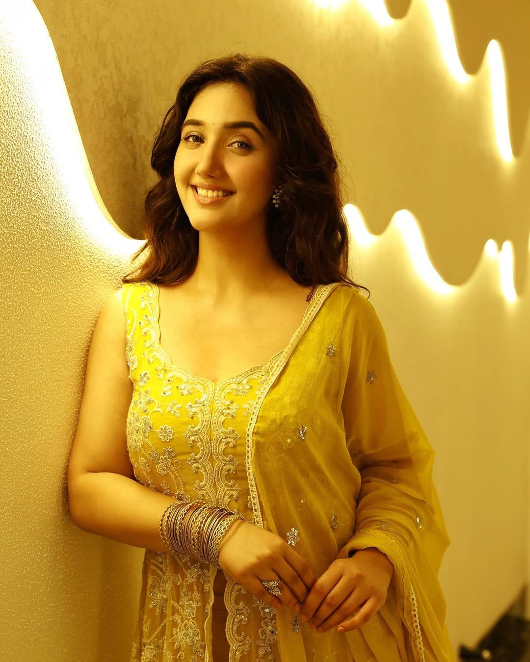 In this picture too, Ashnoor has carried a yellow color suit which is very much on him. With such designer suits you can carry glossy makeup and contrast jewelery. Also complete your look by applying a small dot.