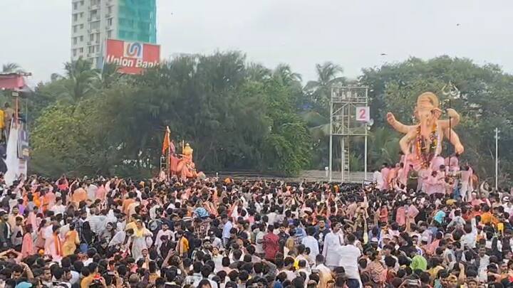दरम्यान, आपल्या लाडक्या बाप्पाला निरोप देण्यासाठी देशभरातून दाखल गणेश भक्तांनी गिरगाव चौपाटीवर मोठी गर्दी केली असून सर्वत्र भक्तीचा महासागर बघायला मिळतो आहे.