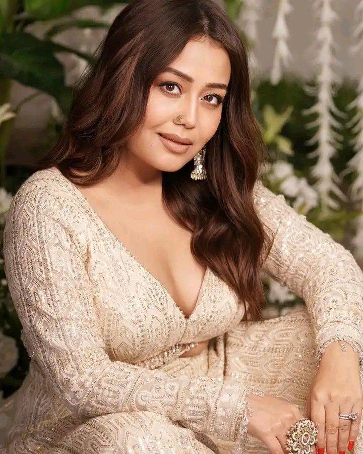 With his singing, he has made people his admirers. Also, fans are crazy about his tremendous fashion and style. Often Neha Kakkar shares her stylish photos on social media, seeing that fans become crazy.