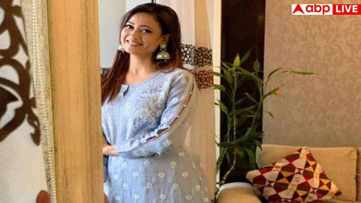 श्वेता के लिविंग रूम की दीवारों पर बड़ी-बड़ी पेंटिंग्स टंगी हैं, जो कमरे को और भी आकर्षक बना देती हैं. हर कोने में उनकी पर्सनल टच साफ झलकती है.