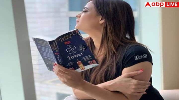 घर के लिविंग रूम में बड़ी-बड़ी खिड़कियां हैं जो घर को प्राकृतिक रोशनी और हवा से भर देती हैं. साथ ही, उनकी अनगिनत ट्रॉफियां भी इसी रूम में सजी हुई हैं, जो उनकी मेहनत और सफलता को दर्शाती हैं.
