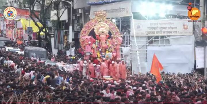 लालबागचा राजा तब्बल 20 तासांनी गिरगाव चौपाटीवर पोहोचला आहे.