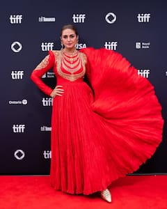 टोरंटो फिल्म फेस्टिवल में लाल परी बन लहराईं हुमा कुरैशी, डिजाइनर ड्रेस में तस्वीरें मचा रहीं तहलका