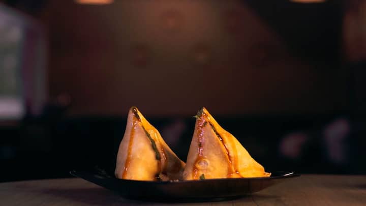 समोसे का लुत्फ लोग न सिर्फ घरों में बल्कि सड़क के किनारे दुकानों पर भी तीखी हरी चटनी और खट्टी मीठी इमली व सोंठ की चटनी के साथ भी लेते हैं, जिसका स्वाद जुबां से कभी जाता ही नहीं.