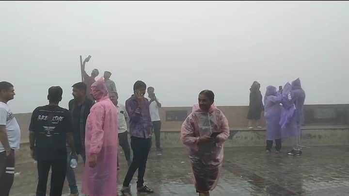 बारिश कि वजह से माउंट में झरने पूरे वेग के साथ बह रहें है, इन झरनो को देखने के लिए पर्यटक गुजरात राज्य सहित विभिन्न प्रदेशों सें पहुंच रहें है. और नक्की लेक सहित अन्य जगहों पर घूमने का मजा लें रहें है.