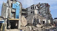 दिल्ली: बदरपुर में चार मंजिला इमारत गिरी, खाली होने से टला बड़ा हादसा