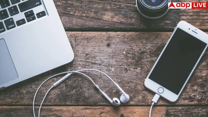 నామోఫోబియా అనేది ఒక కొత్త మానసిక సమస్య. ఇది ముఖ్యంగా యువతలో వేగంగా పెరుగుతోందట. ఈ సమస్య ఉండేవారికి మొబైల్ విరిగిపోయినా లేదా పూర్తిగా పోవడం వల్ల తన ప్రపంచం మొత్తం ముగిసిపోయినట్లు భావిస్తారట.