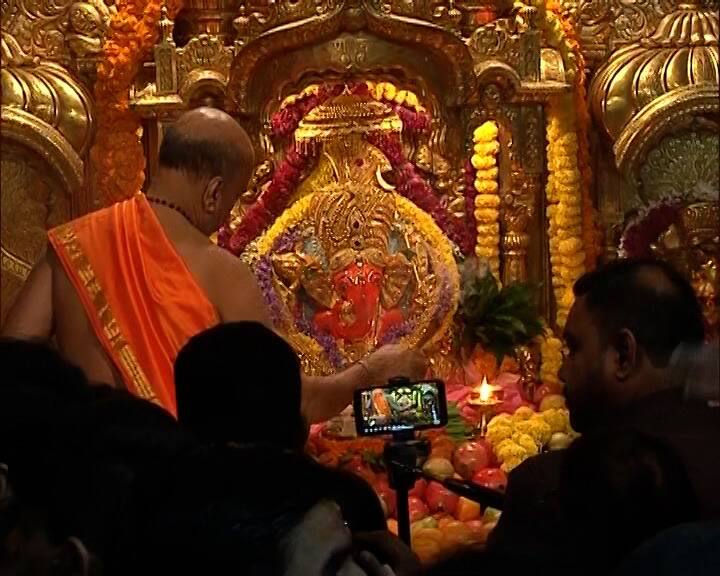 खग्रास चंद्रग्रहणामुळे सिद्धिविनायकाच्या शयन आरतीच्या वेळेमध्ये बदल करण्यात आलेला आहे.